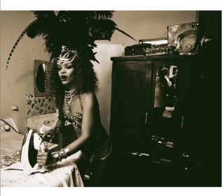 Una bonita foto de la Sexy Rihanna ultimando su disfraz momentos antes de salir a disfrutar del carnaval en las calles de Barbados