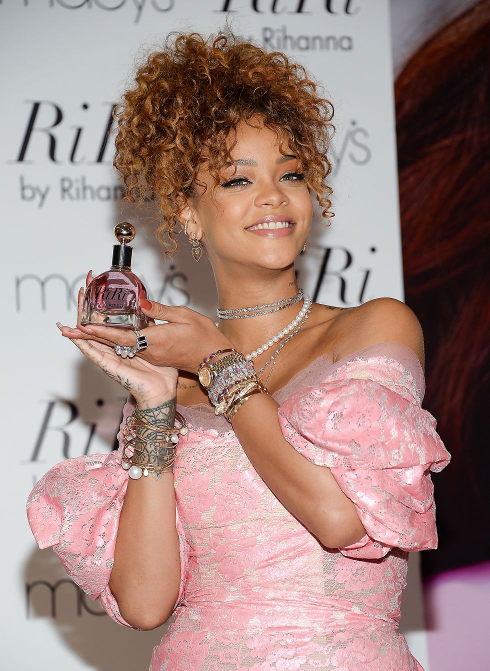 Rihanna presenta su séptima fragancia: 'RiRi, by Rihanna'
