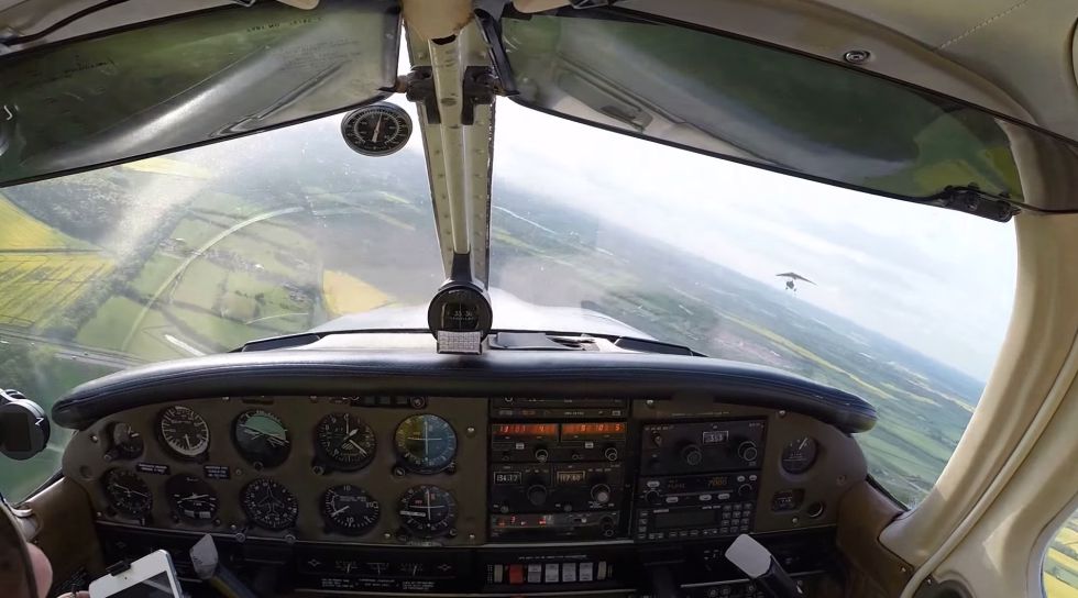 Un piloto evita un accidente en pleno vuelo en Nottingham