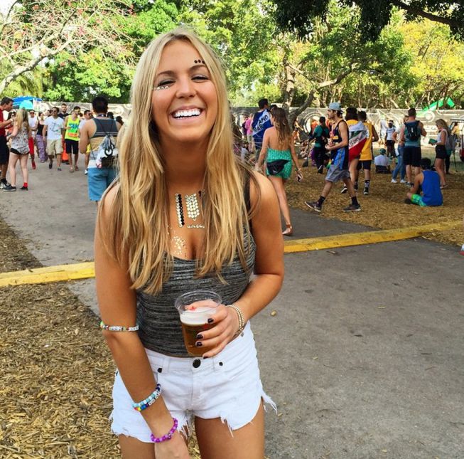 A sus 24 años, Beatrice se siente muy unida a su hermana gemela Eugenie y no se pierde una fiesta. La guapa canadiense podría haber conquistado a Neymar Jr.