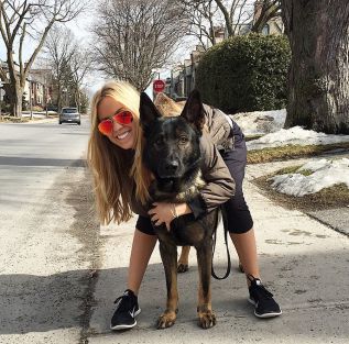 Beatrice Bouchard paseando con su perro, 'su chico' como ella lo define en su cuenta de Instagram.