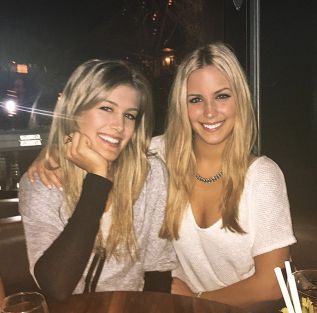 Las dos gemelas posan juntas en su cuenta de Instagram. Beatrice (d) se muestra orgullosa de su hermana Eugenie.