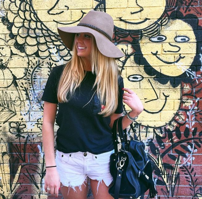 Equipada con una pamela y unos shorts vaqueros, para dar la bienvenida al verano. (Foto: Instagram)