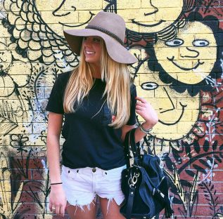 Equipada con una pamela y unos shorts vaqueros, para dar la bienvenida al verano. (Foto: Instagram)