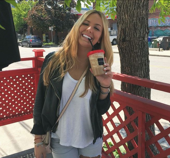 Con su dosis de café y su sonrisa inquebrantable. Beatrice es una joya.