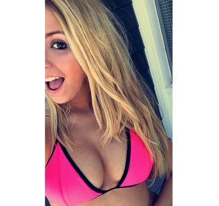 Probando su nuevo bikini rosa flúor y con una espontaneidad que encaja con el jugador blaugrana.