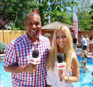 Haciendo sus pinitos como celebrity reportera, en un evento de una conocida cerveza.