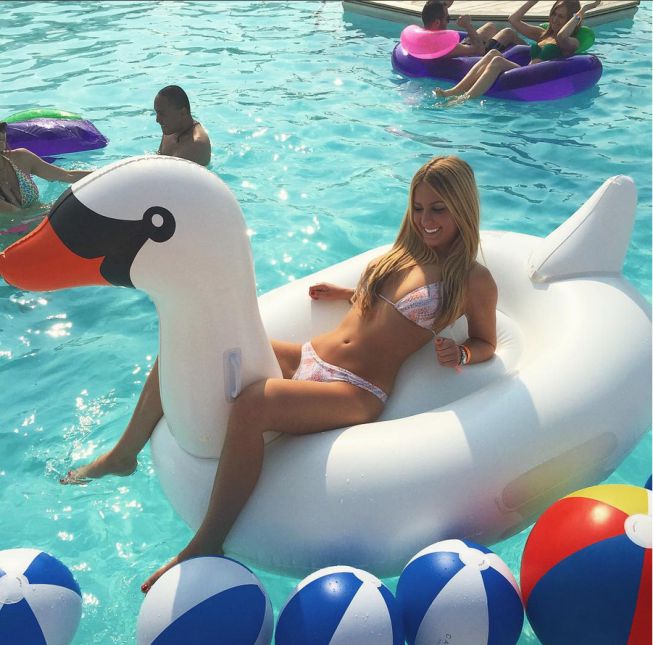 En una fiesta en la piscina, Beatrice sabe disfrutar como una enana, sobre su hinchable.