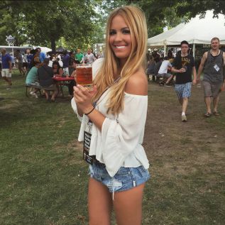 En el BeerFest, disfrutando una cerveza helada y luciendo hombro.