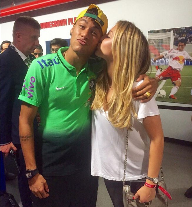 Junto a Neymar Jr, celebrando la victoria de Brasil sobre Costa Rica. ¿El comienzo de una bonita amistad?