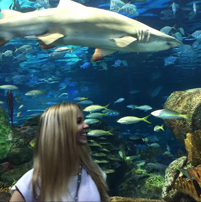 Encantada en el acuario. Para Beatrice los peces no son comida: son nuestros amigos.