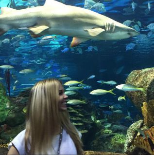 Encantada en el acuario. Para Beatrice los peces no son comida: son nuestros amigos.
