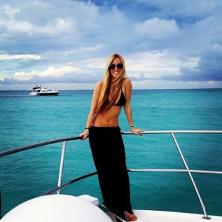 Beatrice se siente como una sierenita, en el mascarón de proa del barco, surcando aguas turquesas.