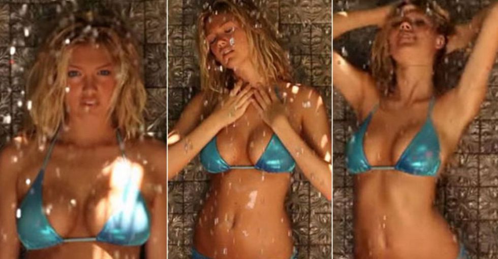 La sensual ducha de Kate Upton en bikini causa furor en la red