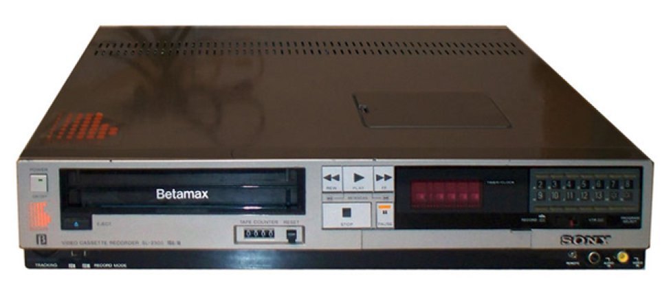 SONY apostó por el sistema de vídeo Betamax. Era el sistema que se utilizaba para el 'broadcasting' profesional y su apuesta fue el intento de aunarlo con el sistema doméstico. El sistema 'betamax' compitió durante años con su rival europeo 'Sistema 2000' (que era un canto al futuro) y con el VHS, que se convirtió e el estándar doméstico hasta la llegada del DVD doméstico.