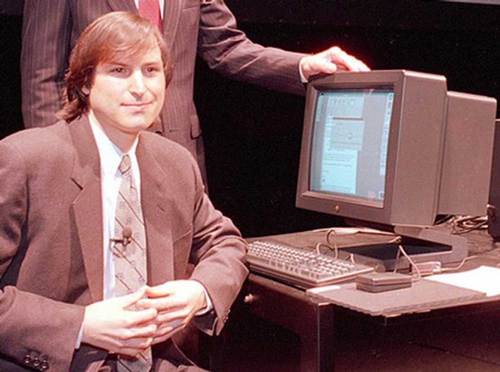 Seteve Jobs presentó en 1989 ante el CERN un informe para convencerles de la necesidad de generalizar el uso de internet. Hasta entonces, su uso se limitaba básicamente a fines de inteligencia militar.