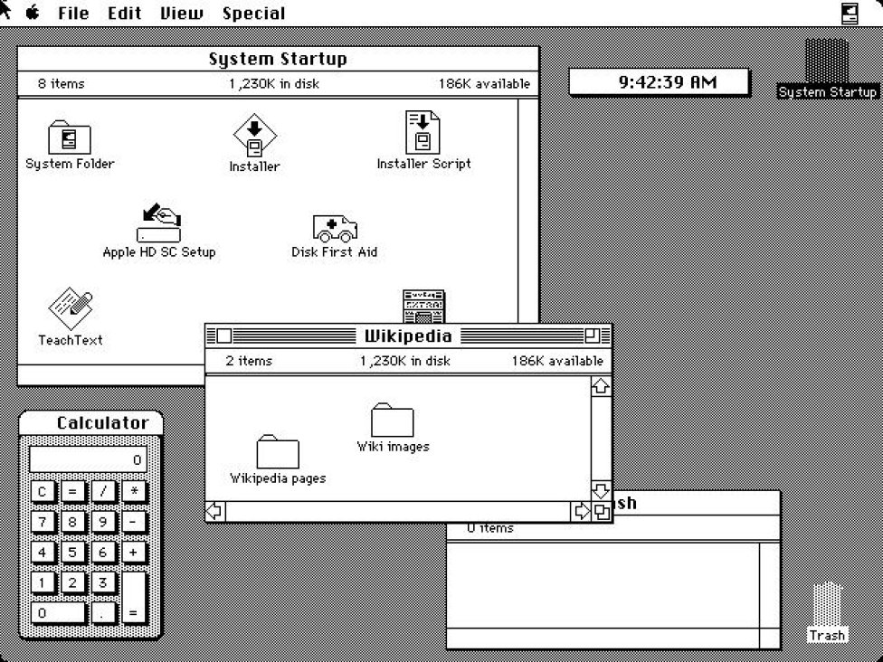 El escritorio de un Mac era ya visualmente similar a lo que conocemos hoy en día. Funcionaba mediante 'ventanas emergentes' que desplegaban el contenido de cada carpeta. La irrupción de 'Windows' en el mercado llevó a Apple a una batalla legal interminable, en la que finalmente fallaron a favor de Bill Gates.