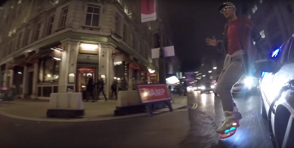 Así vivió Londres la llegada del DeLorean y el Hoverboard