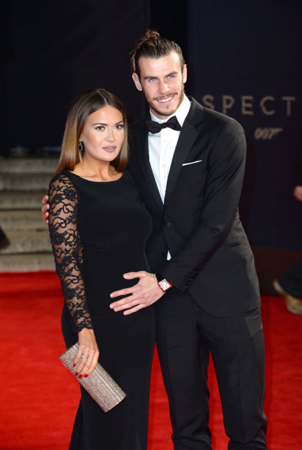 Gareth Bale y Emma Rhys-Jones mostraban su embarazo durante la presentación de '007 Spectre'. Ambos tienen una niña que se llama Alba Violeta.