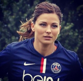 9. Laure Boulleau: Salario $60,000. Laure Boulleau nacida el 22 de octubre de 1986, actualmente juega como defensa en el Paris Saint-Germain Féminines. Boulleau es miembro de la Selección Francesa de Fútbol Femenino.