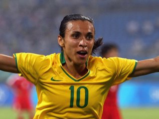 3. Marta Vieira: Sueldo $ 400.000. Marta Vieira da Silva, conocida popularmente como Marta, Nacida 19 de febrero 1986 es una futbolista brasileña que juega para el FC Rosengård en el Damallsvenskan sueco y la selección nacional de Brasil como delantera. Ha ganado el FIFA World Player del Año.