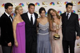 El elenco de actores al completo durante 