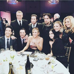 Esta es la famosa foto del reencuentro. De izquierda a derecha aparecen: David Schwimmer(Ross Geller), Matt LeBlanc(Joey Tribbiani), Jennifer Aniston(Rachel Green), CourteneyCox(Monica Geller) y Lisa Kudrow(Phoebe Buffay) junto a algunos actores de la serie The Big Bang Theory.