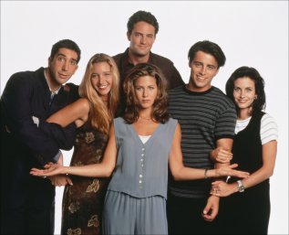 Así posaban Lisa Kudrow, Matt LeBlanc, Courteney Cox, Matthew Perry, Jennifer Aniston, David Schwimmer en la primera temporada de Friends.
