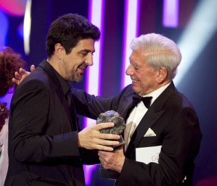 Cesc Gay recibe el Goya a la Mejor Película de manos del premio Nobel Mario Vargas Llosa por 'Truman'