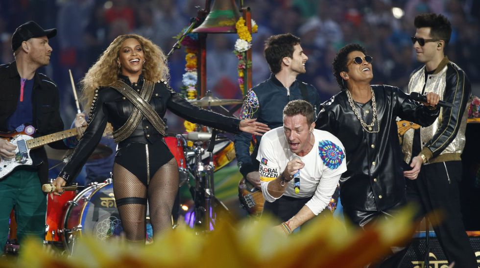 Beyonce, Chris Martin de Coldplay y Bruno Mars en la actuación del Medio Tiempo de la NFL's Super Bowl 50