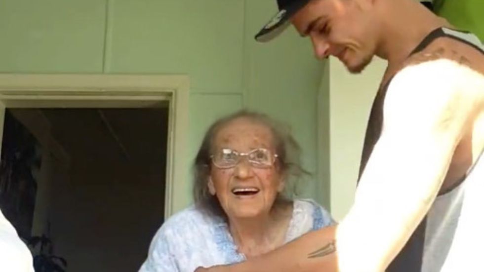 El baile de una abuela y su nieto que conmueve en Facebook