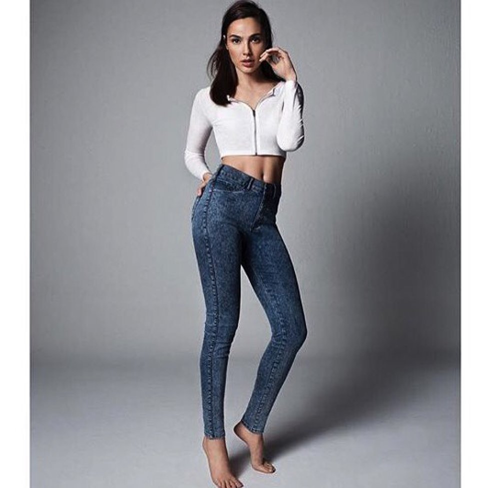 Gal Gadot en vaqueros