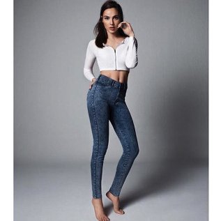 Gal Gadot en vaqueros