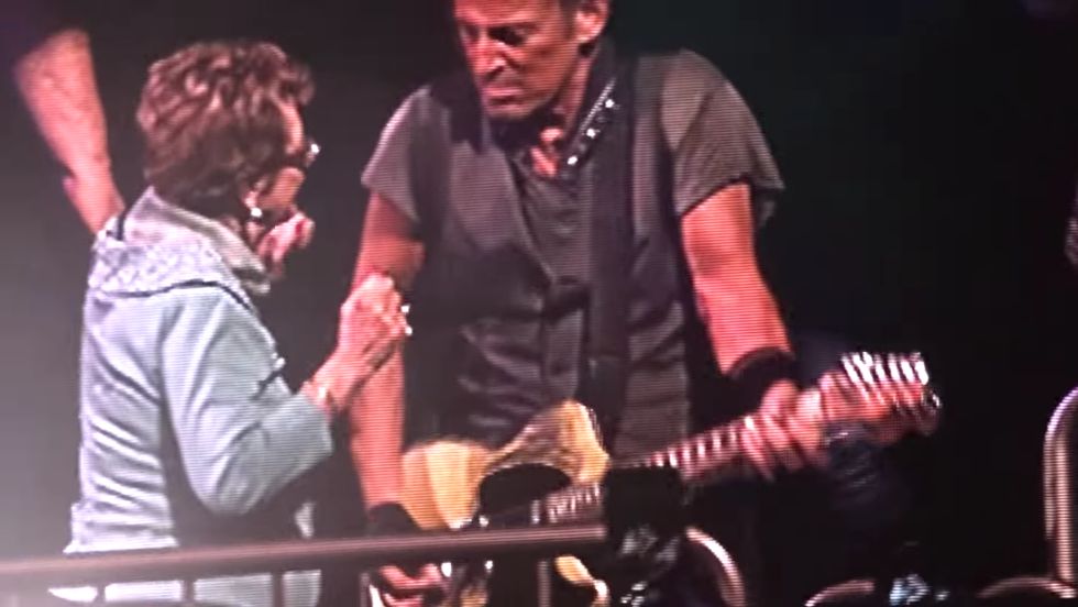 Bruce Springsteen saca a su madre a bailar al escenario