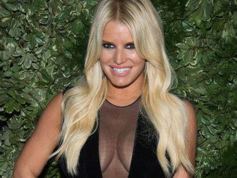 El impactante escote en bikini de Jessica Simpson