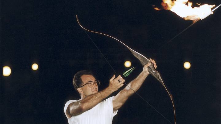 Antonio Rebollo lanza la flecha en Barcelona 92. 
