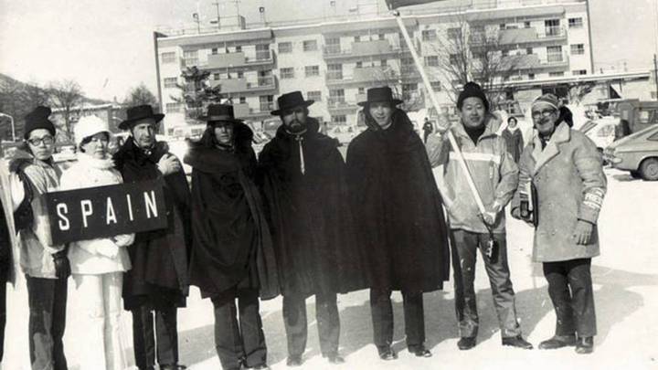 Los esquiadores Ángel Baranda, Conchita Puig, Aurelio García y Paquito con los sombreros en Sapporo.