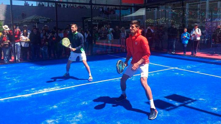 Djokovic junto a Juan Martín Díaz en una pista de pádel.