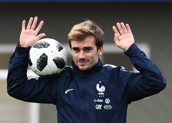 Gil Marín les ofrece un cheque en blanco a Griezmann y Oblak