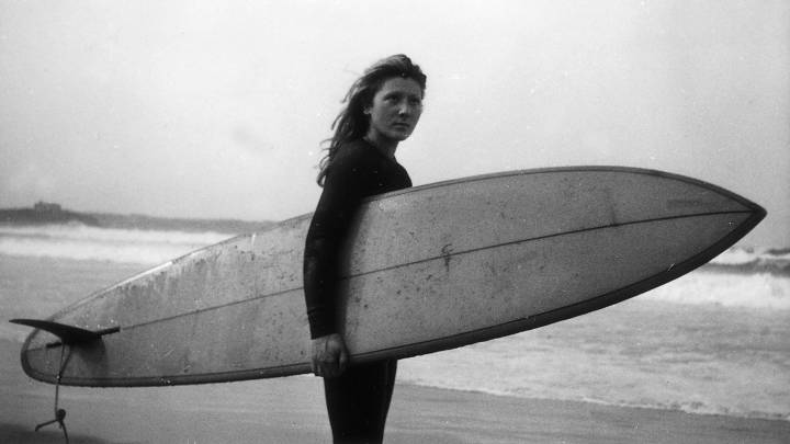 Las chicas llevan rompiendo las reglas sobre una tabla de surf más de 100 años