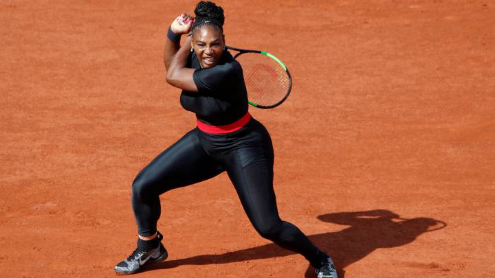 Serena Williams, en acción con el mono negro.