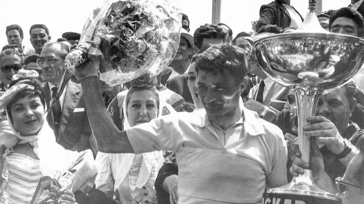 Poulidor con el trofeo, y tras él Lina Morgan y Mary Santpere vestidas de chulaponas.