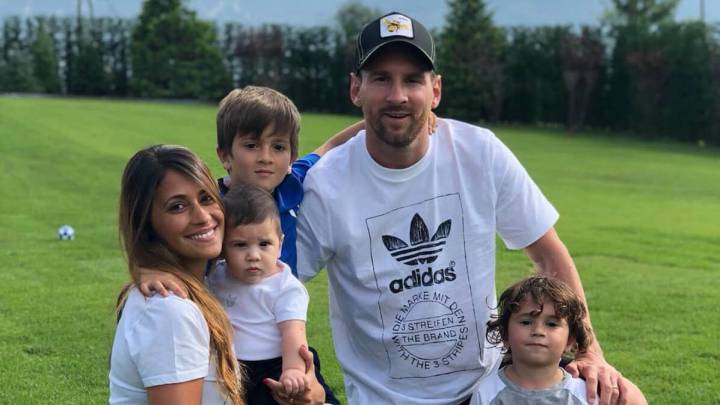 Messi junto a su esposa y sus hijos.