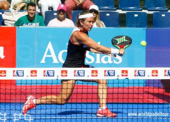 El revés, ¿a una o dos manos?