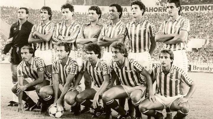 Arriba: Cervantes, Diego, Suárez, Gordillo (vestido del Madrid), Álex, Quico y Hadzibegic. Abajo: Ortega, Calderón, Calleja, Rincón y Romo, en el debut liguero de Gordillo como madridista en el Villamarín en 1985. 