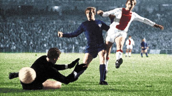 Cruyff, obstaculizado por Zoco, bate a Junquera en un Madrid-Ajax de la Copa de Europa de 1967-1968, en el Bernabéu.