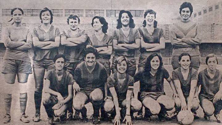 Una alineación del Barcelona femenino, en 1973.
