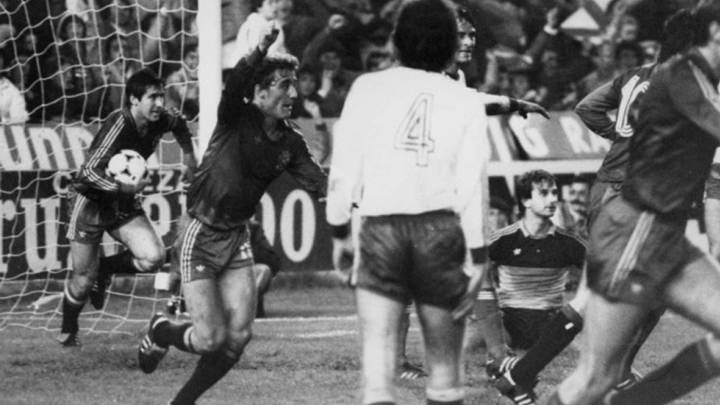 Rincón y Santillana (con el balón) celebran uno de los goles del 12-1 a Malta.