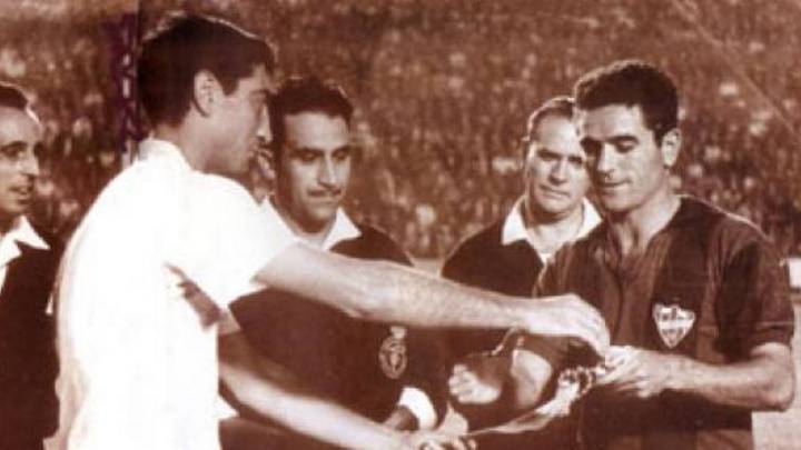 Quincoces y Camarasa intercambian banderines en el Valencia-Levante de 1963, en Mestalla.