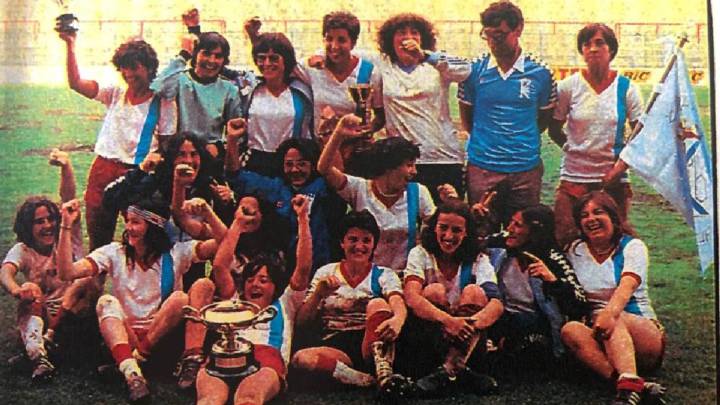 Las jugadoras del equipo gallego del Karbo celebran el título de la Copa de la Reina de 1981.